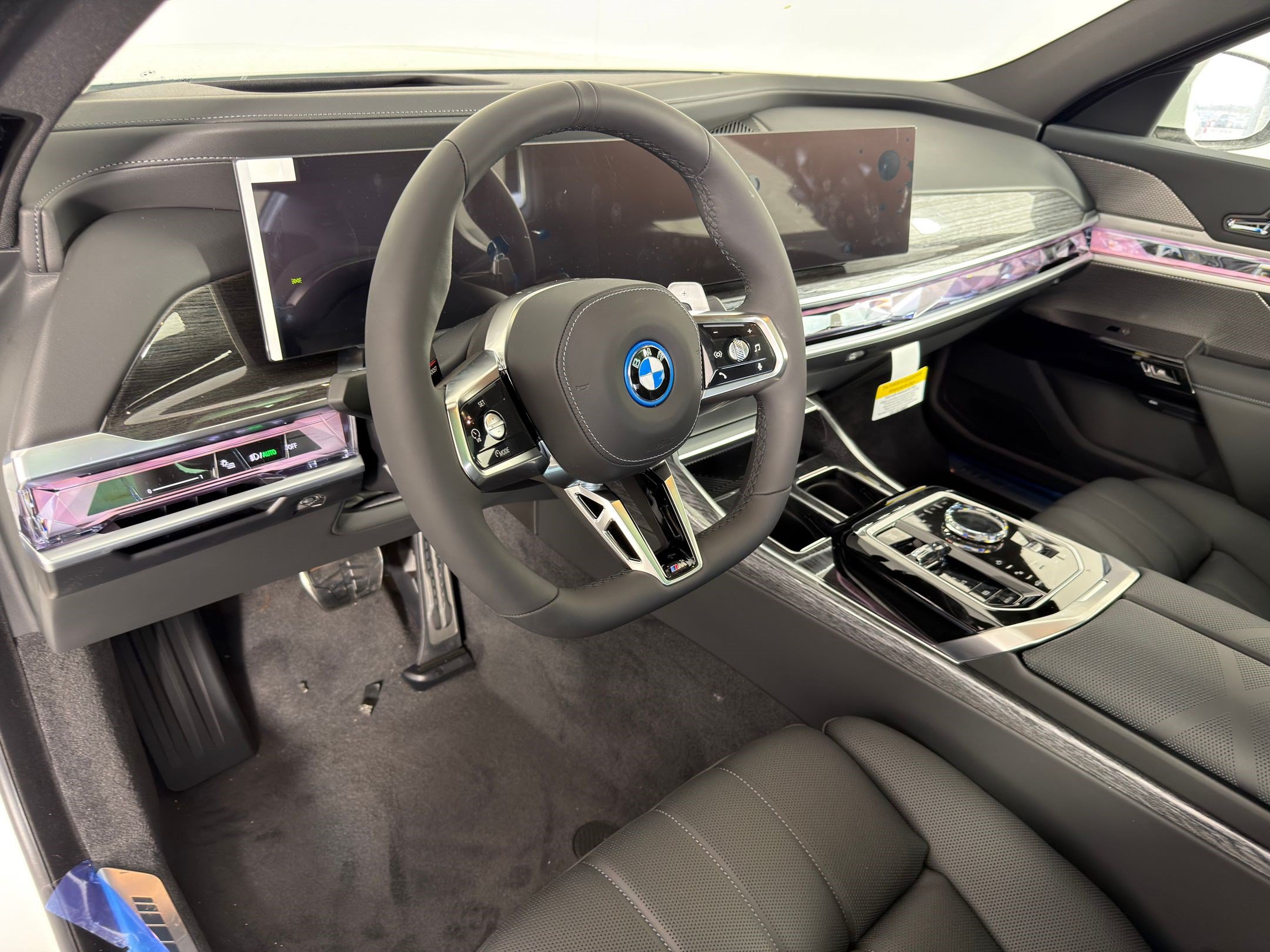 Used 2026 BMW 750e xDrive w/ Premium Package AWD/4WD image 4
