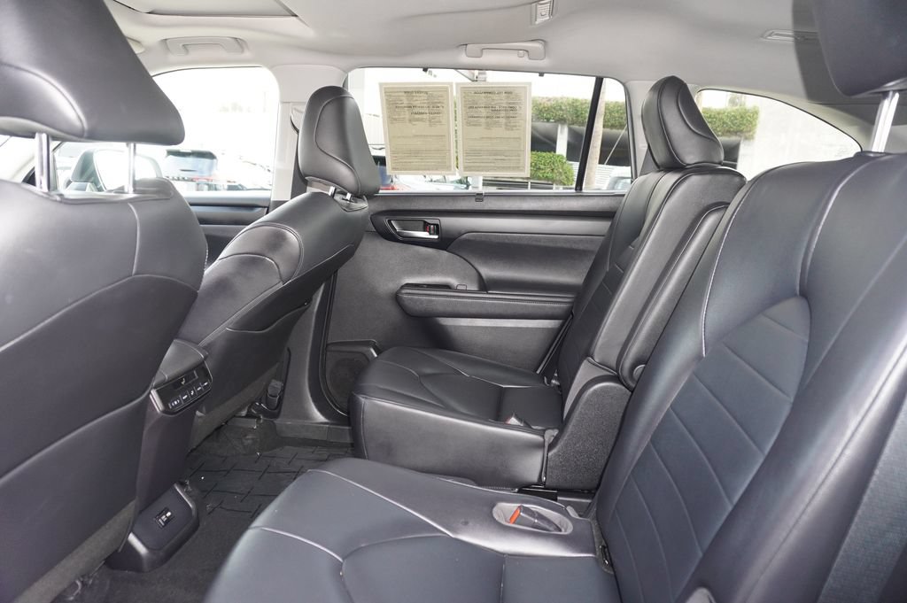 Used 2020 Toyota Highlander XLE FWD image 11