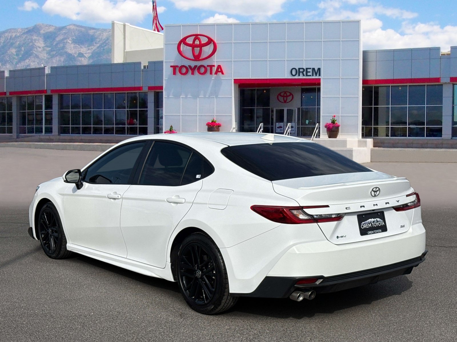 Used 2025 Toyota Camry SE w/ Multimedia Upgrade Package FWD image 5