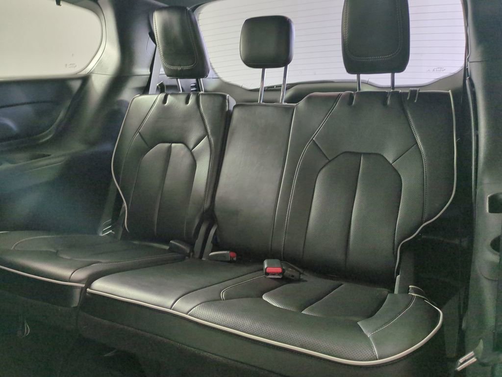 Used 2025 Chrysler Pacifica Limited image 15