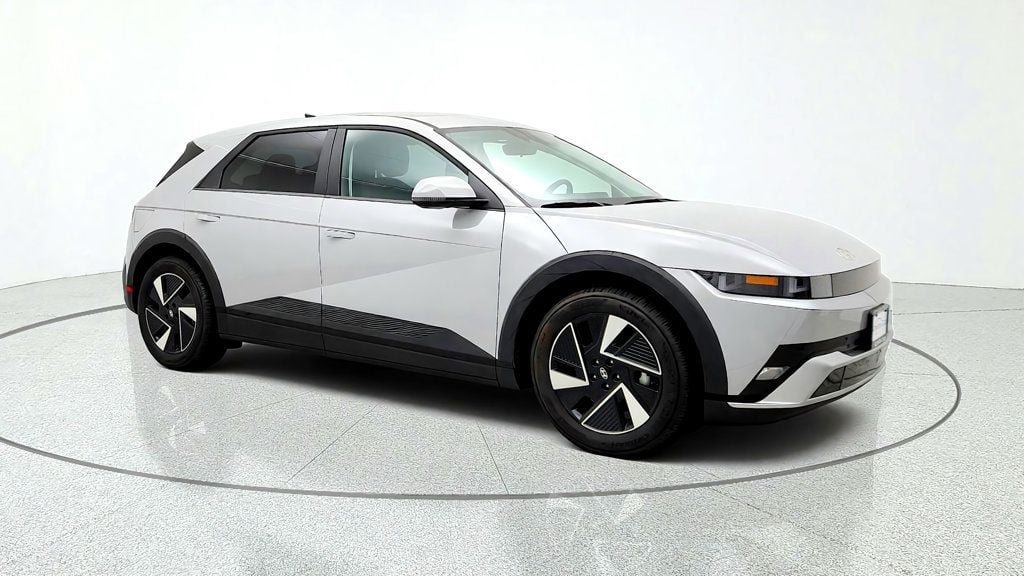 Used 2025 Hyundai Ioniq 5 SE RWD image 3