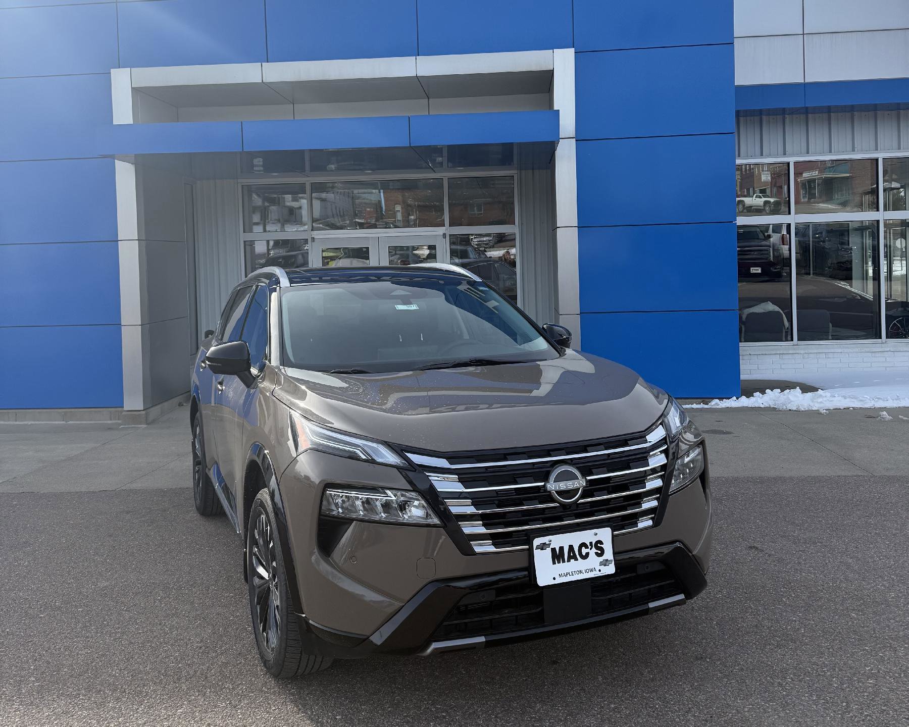 Used 2024 Nissan Rogue Platinum image 2