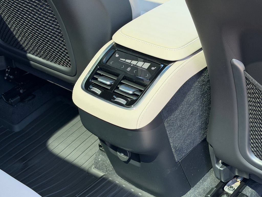 New 2026 Volvo XC90 B6 Plus w/ Protection Package Premier AWD/4WD image 11