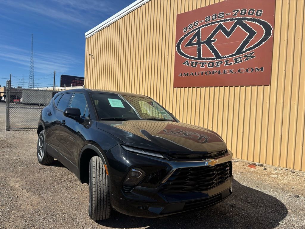 Used 2025 Chevrolet Blazer LT image 2