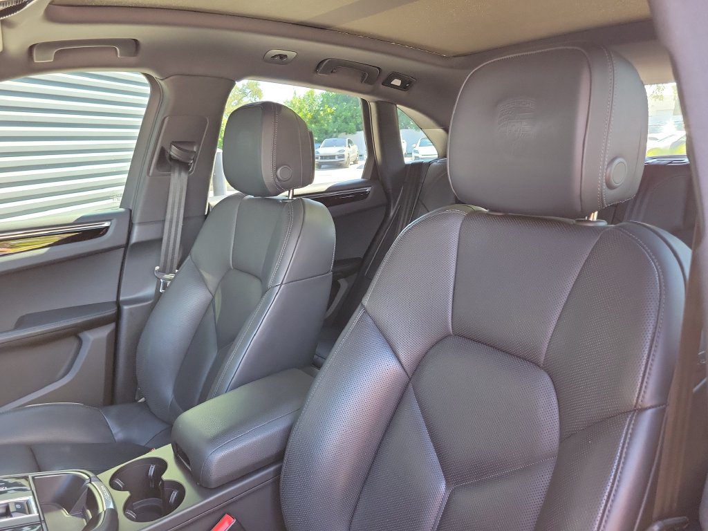 Certified 2024 Porsche Macan AWD/4WD image 5