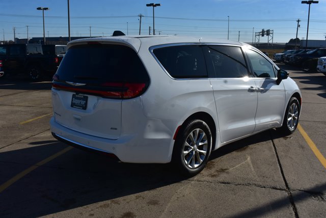 New 2026 Chrysler Pacifica Select image 5