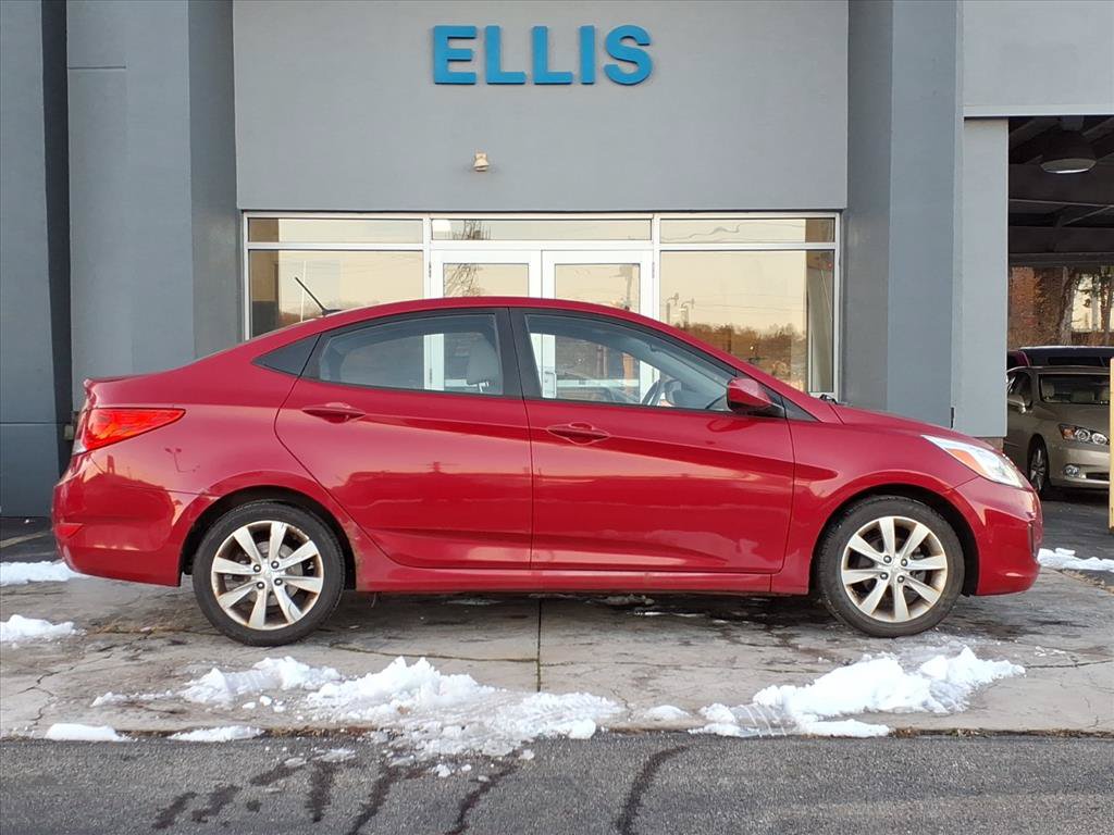 Used 2008 Nissan Versa Hatchback FWD image 2