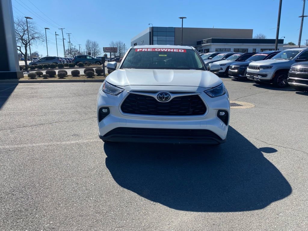 Used 2024 Toyota Highlander LE image 2