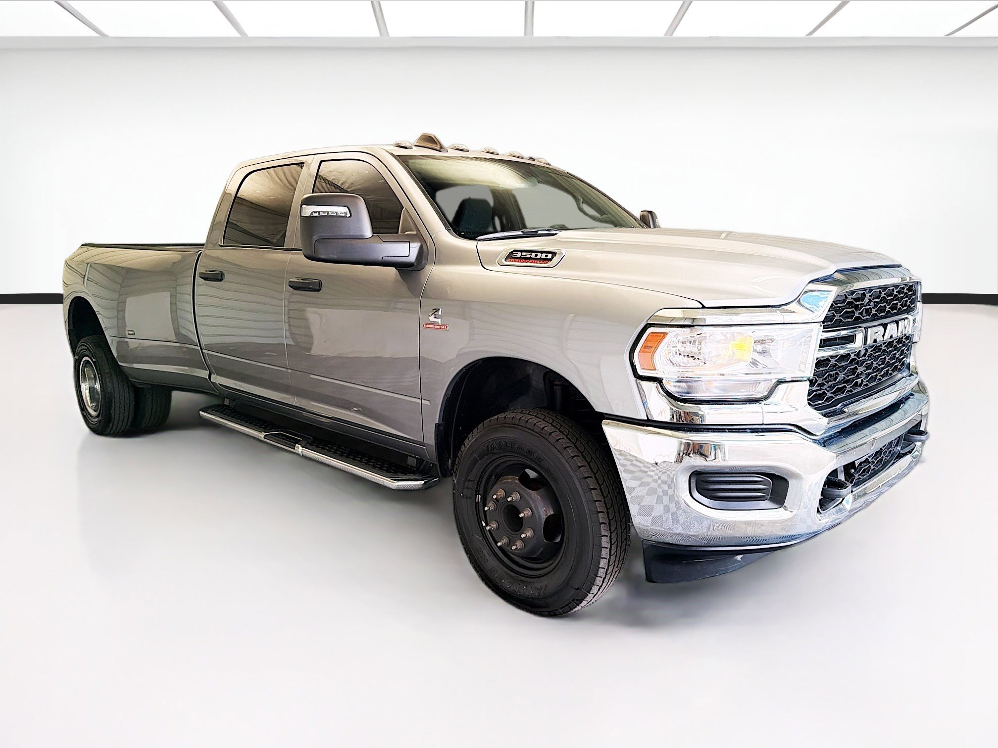 Used 2024 RAM 3500 Tradesman w/ Chrome Appearance Group AWD/4WD image 3