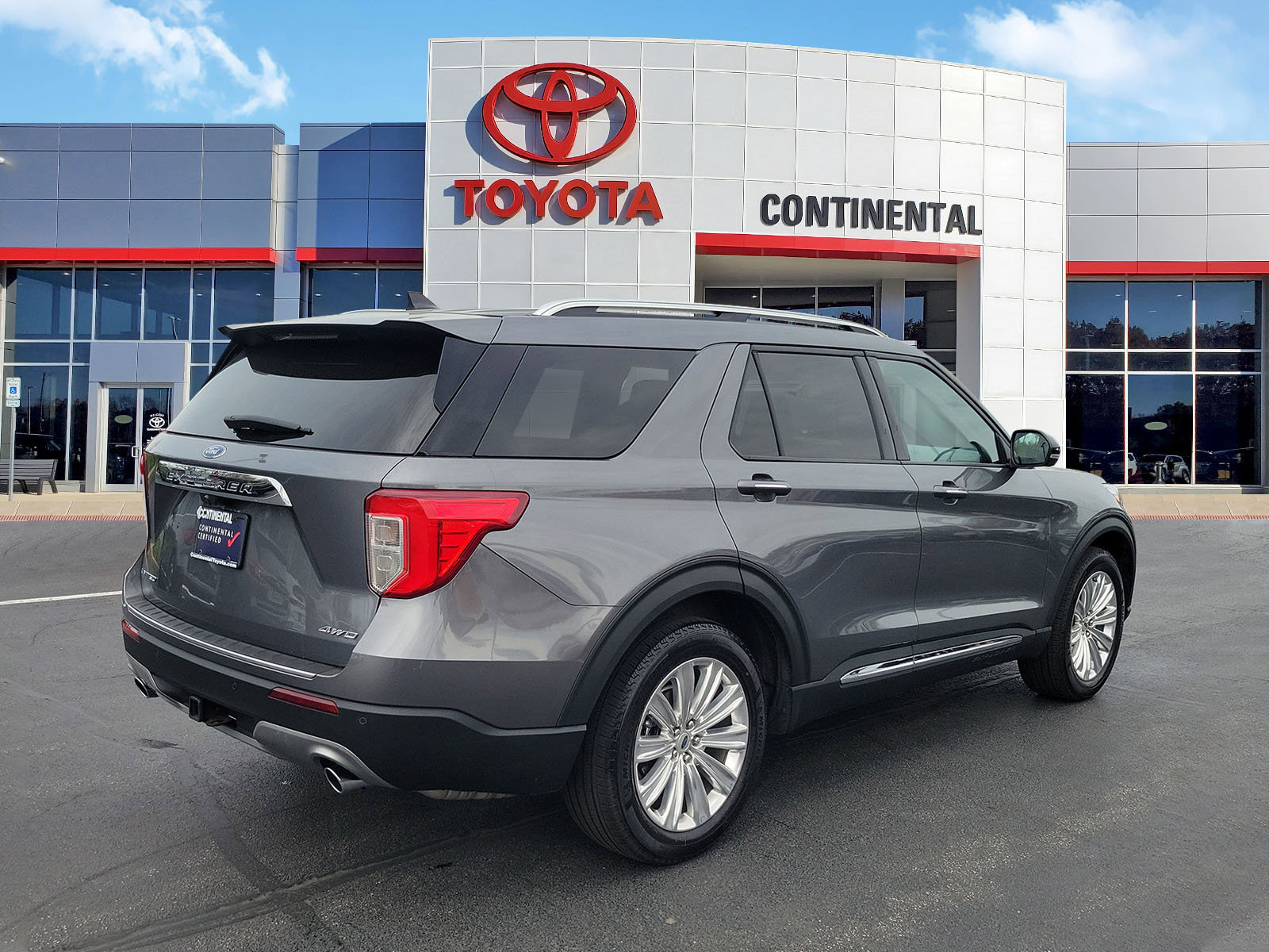 Used 2022 Ford Explorer Limited w/ Equipment Group 301A AWD/4WD image 5