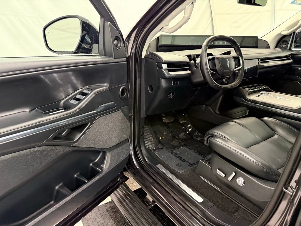 Used 2025 Lincoln Navigator L Reserve AWD/4WD image 40