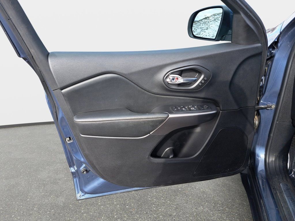 Used 2020 Jeep Cherokee Limited image 29