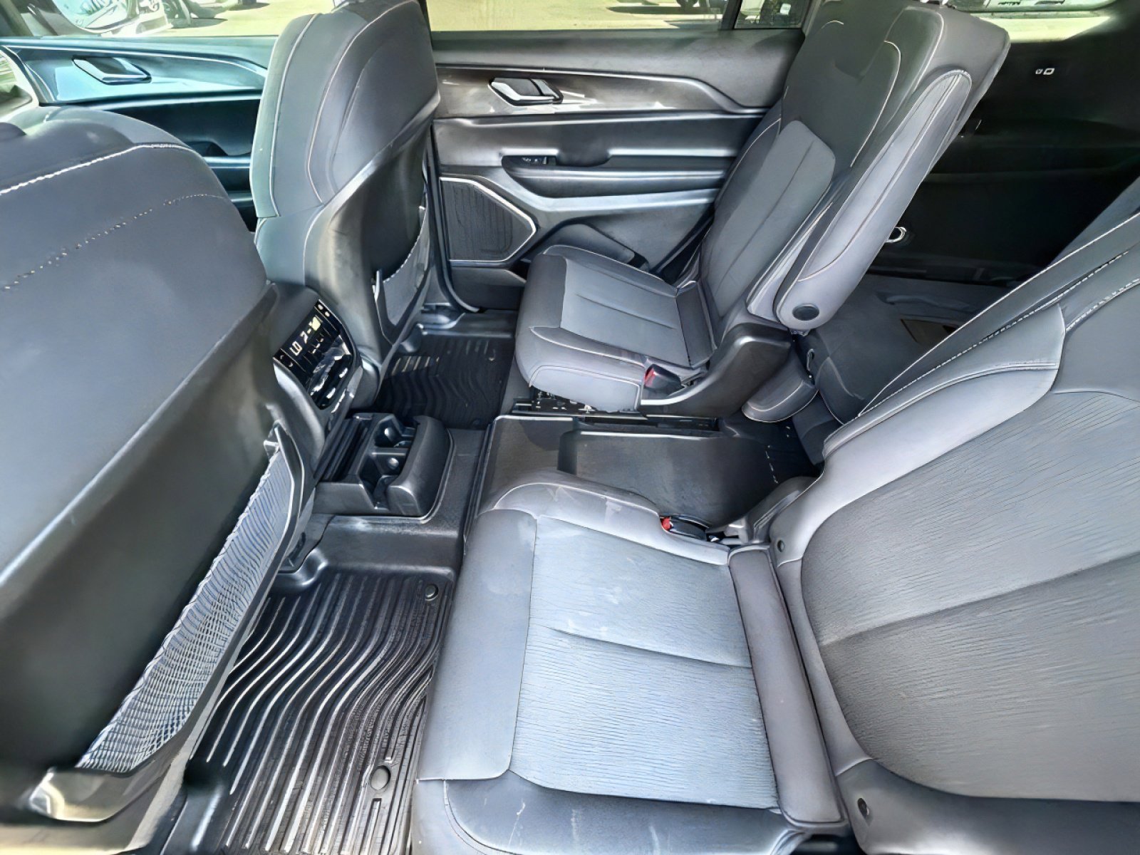 Used 2022 Jeep Grand Cherokee L Laredo w/ Luxury Tech Group I RWD image 12