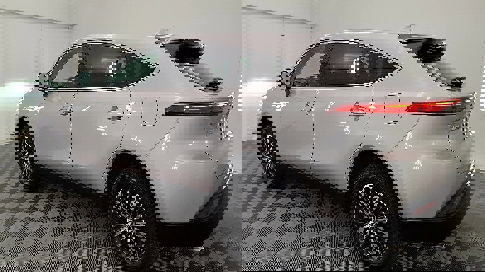 Certified 2023 Toyota Venza LE image 2