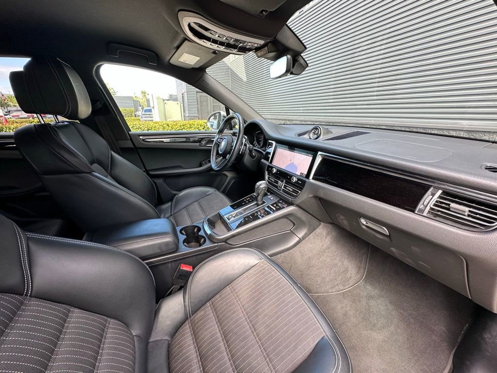 Certified 2023 Porsche Macan Turbo AWD/4WD image 38
