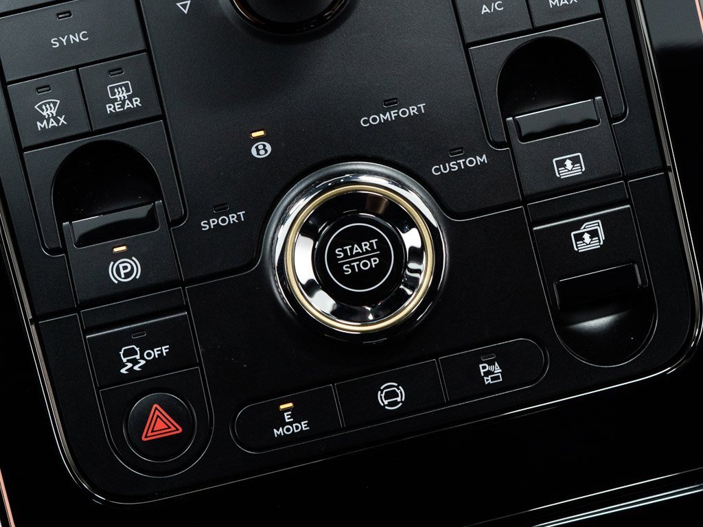 Used 2025 Bentley Flying Spur Plug-In Hybrid image 36