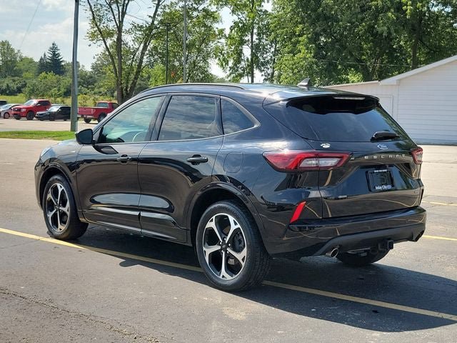 Used 2023 Ford Escape ST-Line Select w/ Tech Pack #2 AWD/4WD image 3