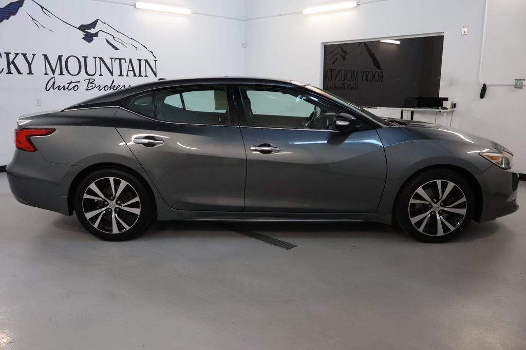 Used 2017 Nissan Maxima Platinum w/ Interior Lighting Package FWD image 8
