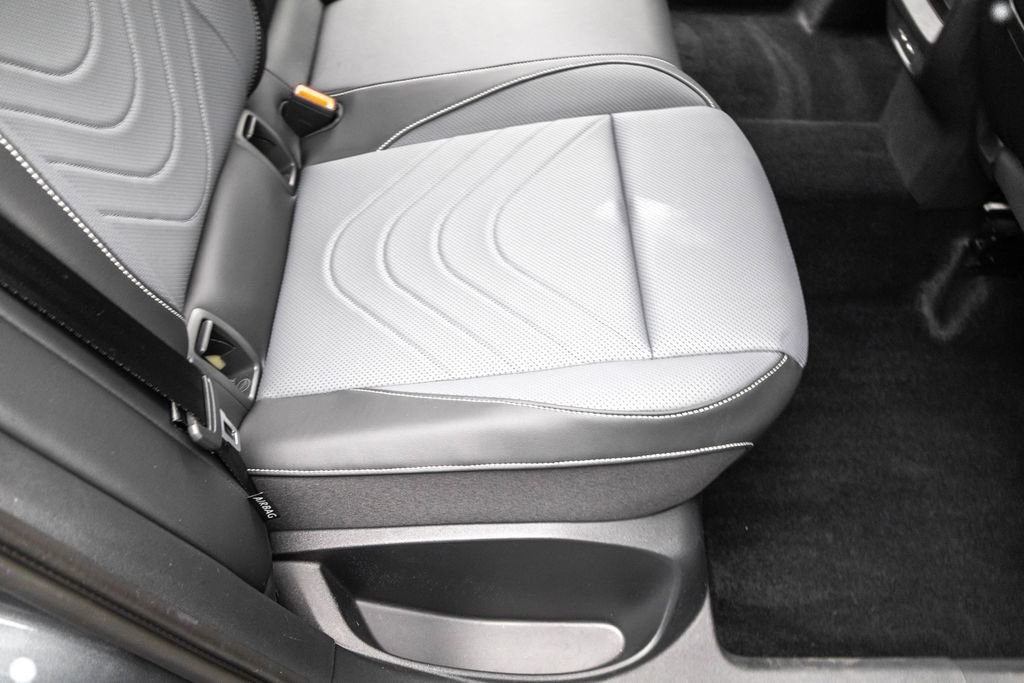 Used 2025 Volkswagen Tiguan SE image 27