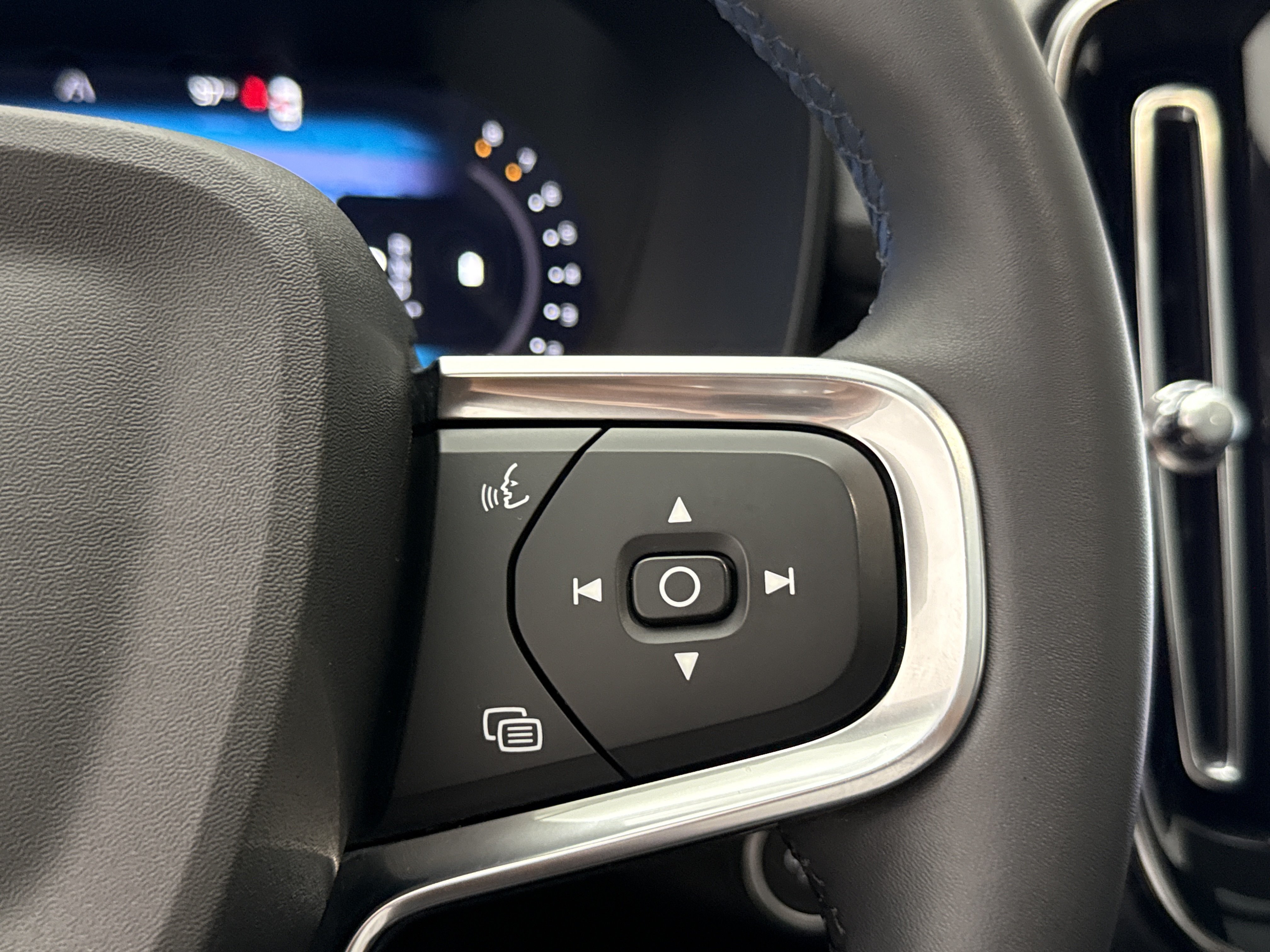 Certified 2024 Volvo XC40 B5 Plus AWD/4WD image 18