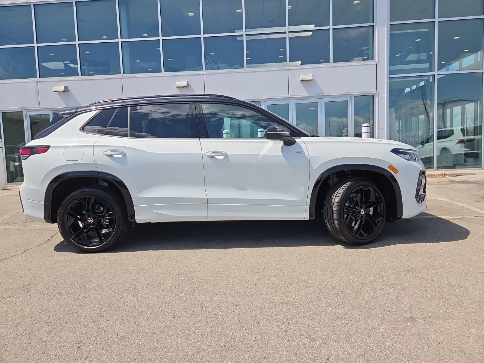 New 2026 Volkswagen Tiguan SE R-Line AWD/4WD image 3