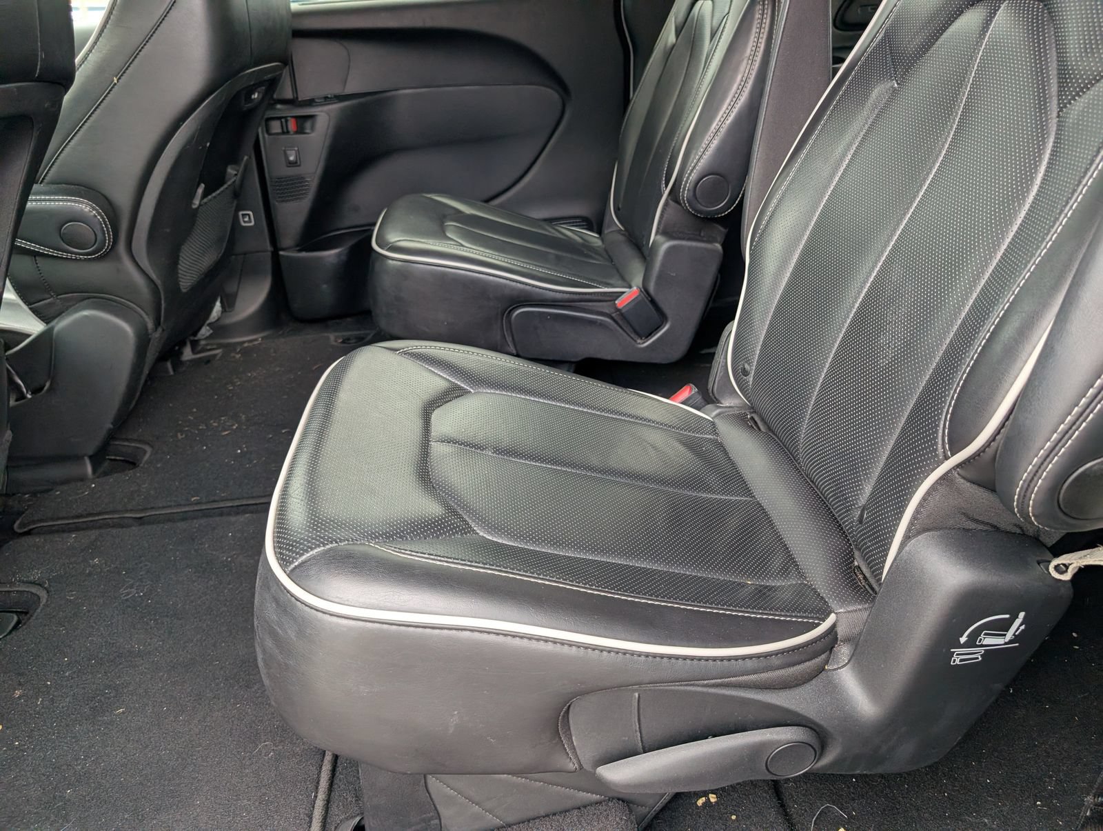 Used 2025 Chrysler Pacifica Limited FWD image 7