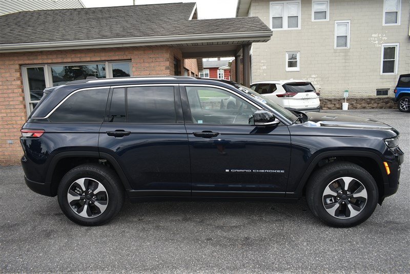 Used 2023 Jeep Grand Cherokee 4WD 4xe image 2