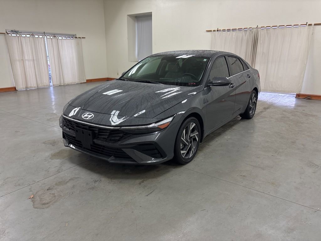 Used 2025 Hyundai Elantra Limited image 4