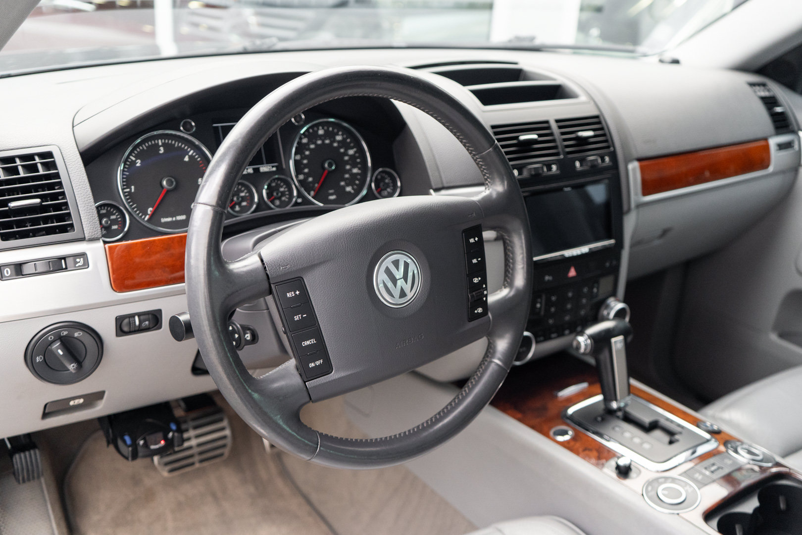 Used 2006 Volkswagen Touareg V10 TDI AWD/4WD image 13