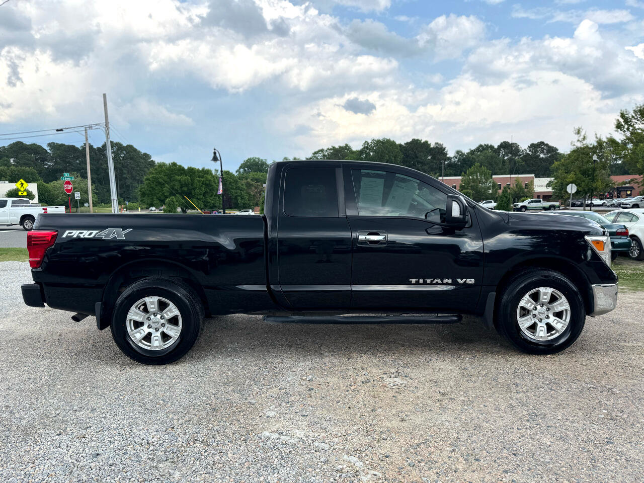 Used 2018 Nissan Titan SV w/ SV Convenience Package image 4