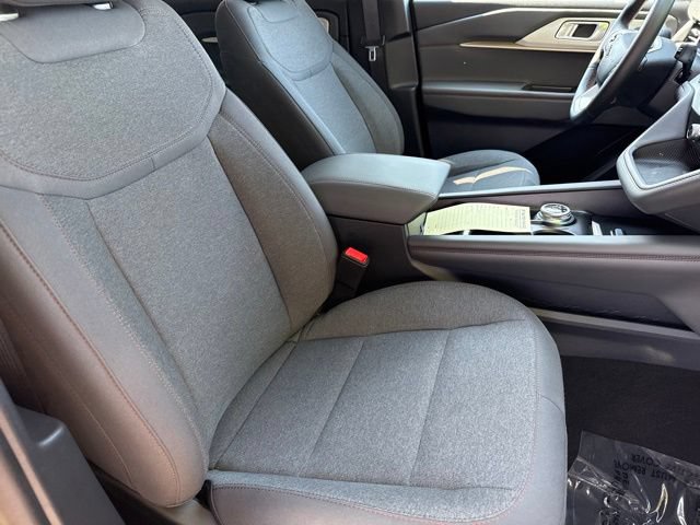 Used 2025 Ford Explorer Active AWD/4WD image 19
