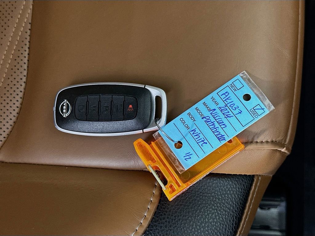 Used 2024 Nissan Pathfinder Platinum image 39