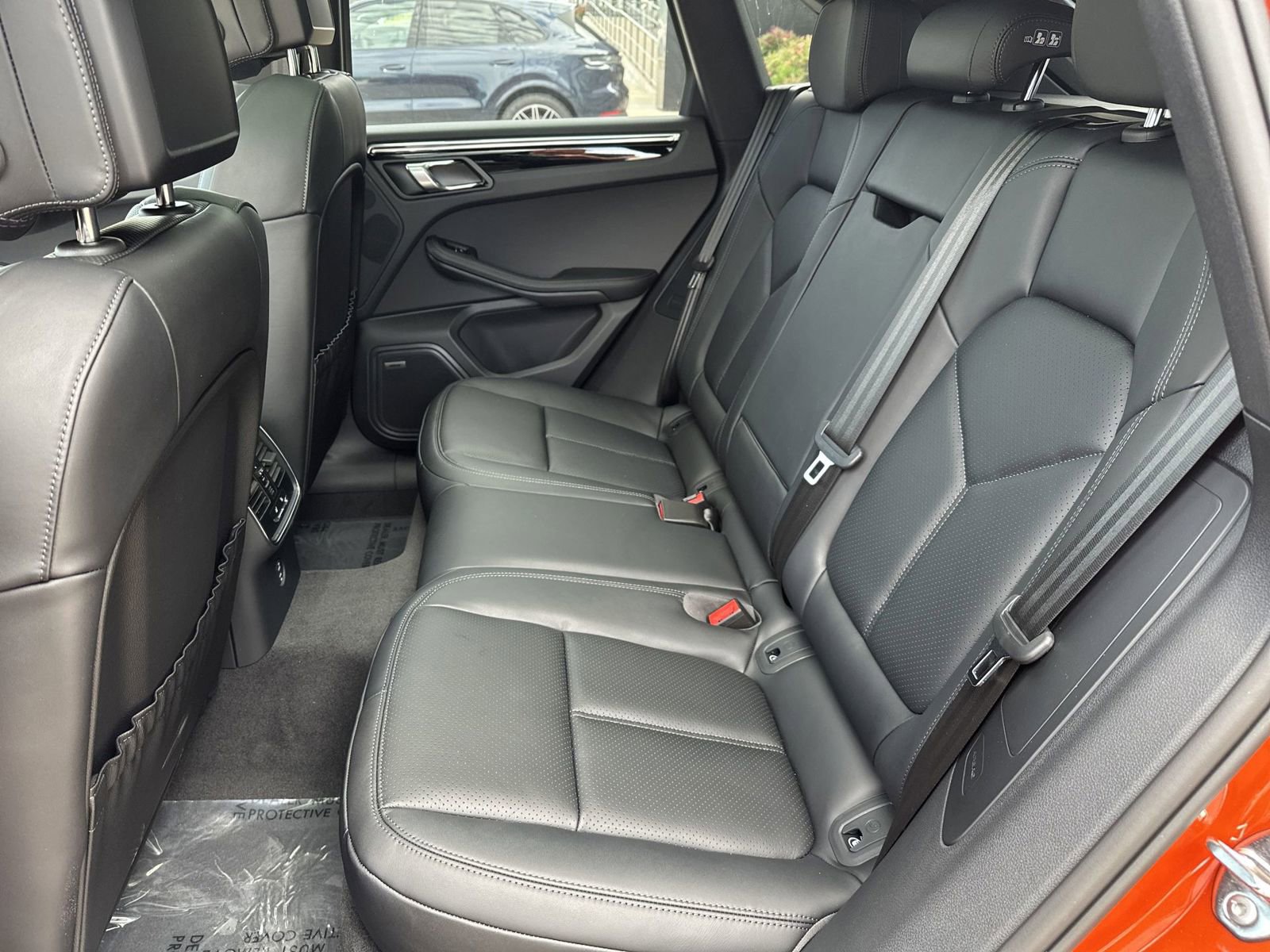 Certified 2025 Porsche Macan AWD/4WD image 14