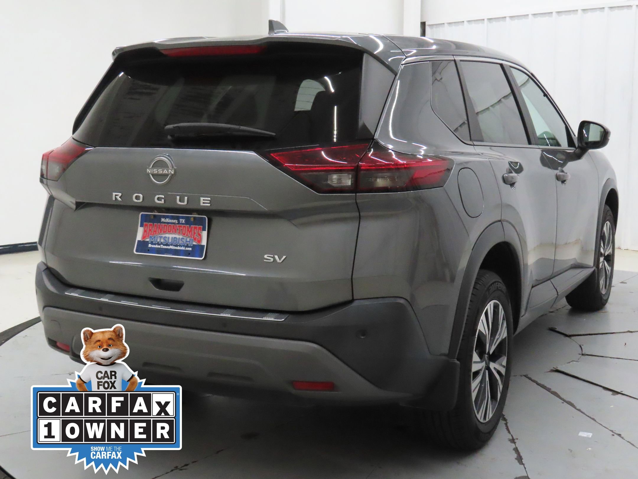 Used 2023 Nissan Rogue SV image 3