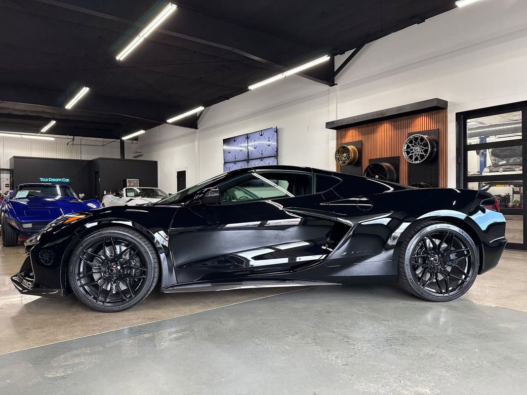 Used 2025 Chevrolet Corvette Z06 image 9
