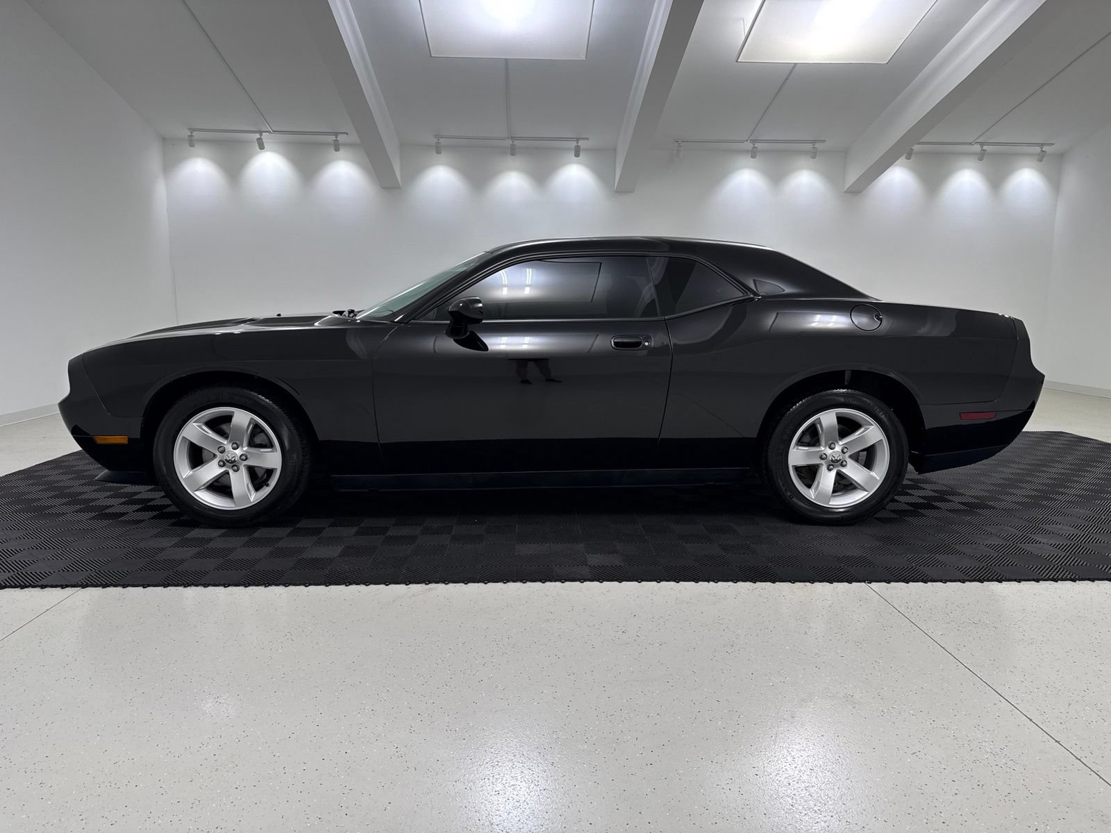 Used 2010 Dodge Challenger SE RWD image 4