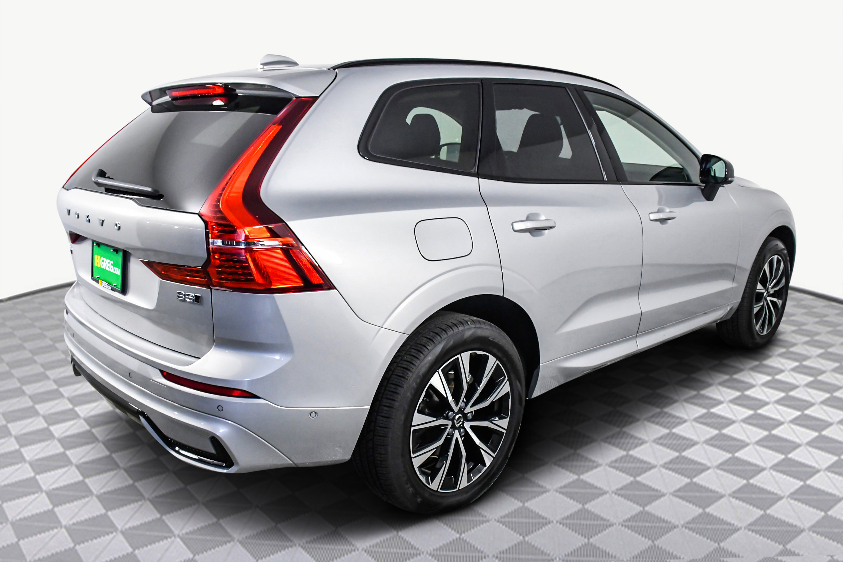 Used 2025 Volvo XC60 B5 Plus image 8
