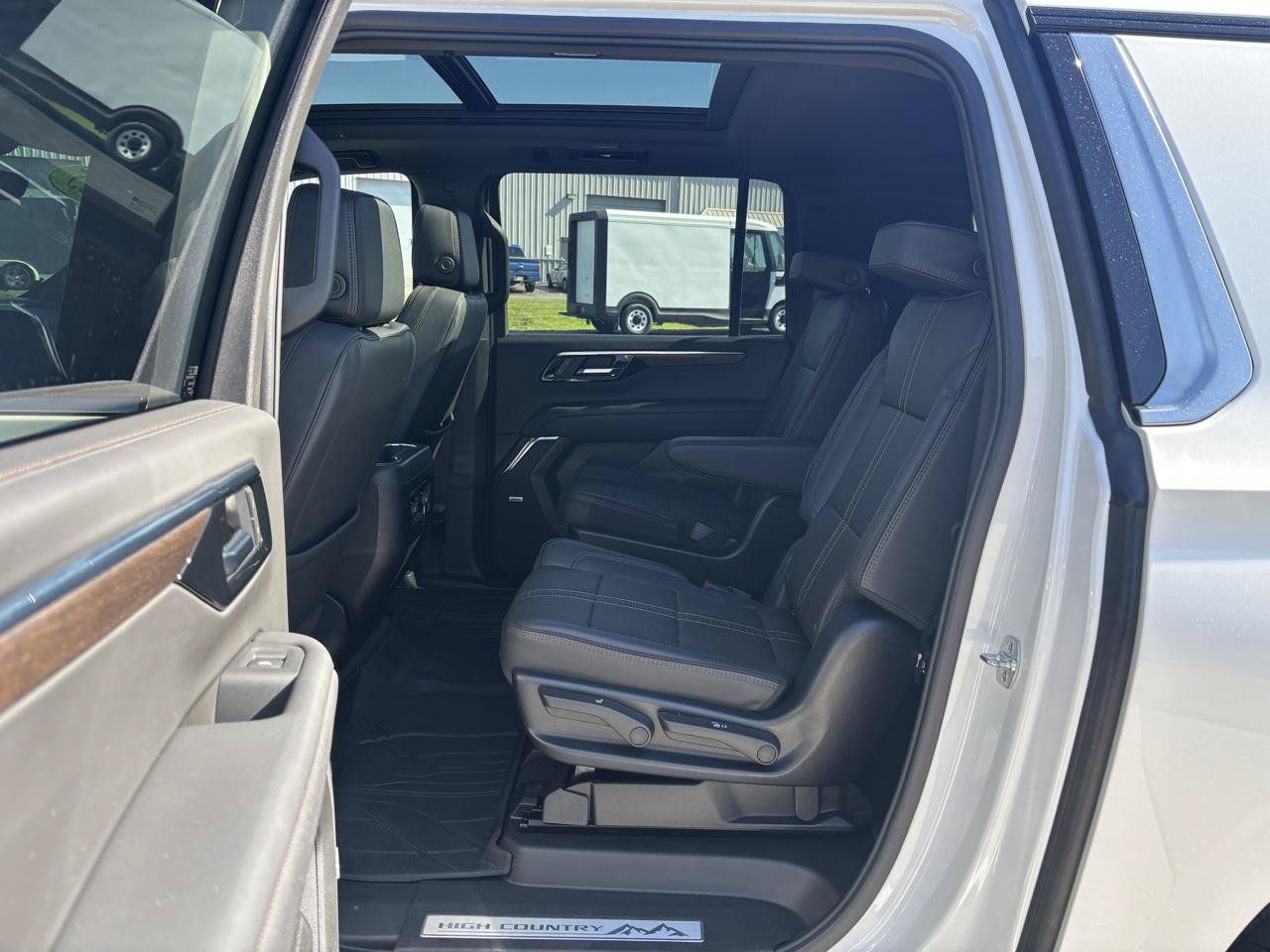Used 2025 Chevrolet Suburban High Country AWD/4WD image 10