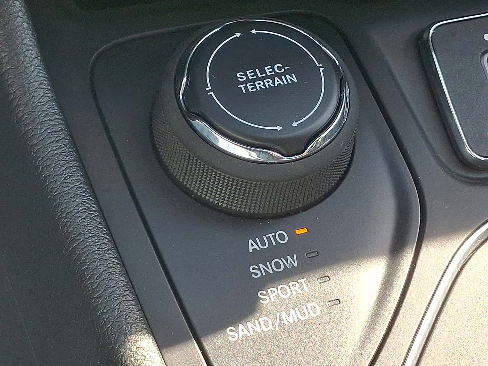 Used 2022 Jeep Cherokee Latitude Lux w/ Sun & Sound Group AWD/4WD image 25