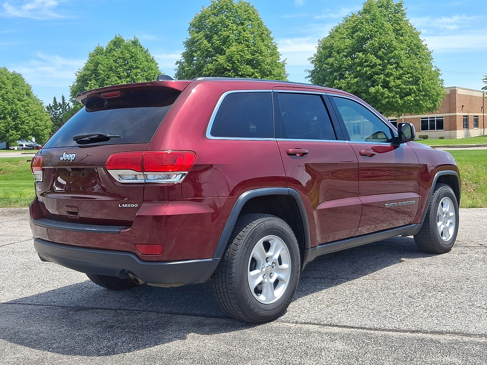 Used 2017 Jeep Grand Cherokee Laredo AWD/4WD image 7