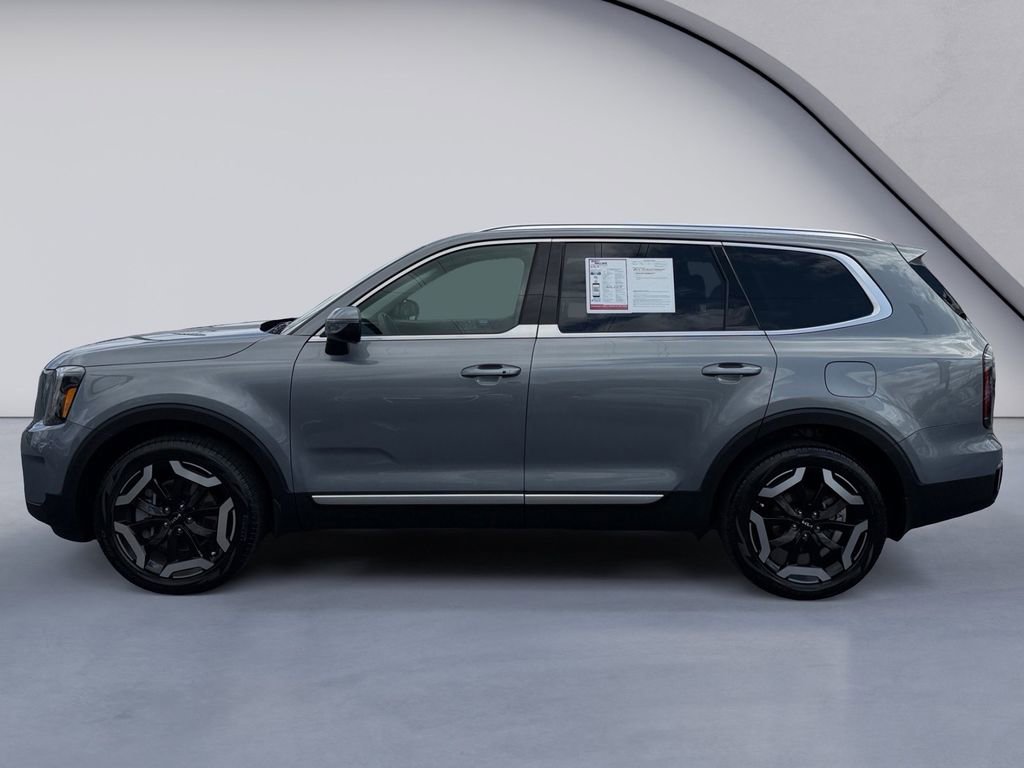 Used 2025 Kia Telluride EX w/ EX Captain's Chair Package image 2
