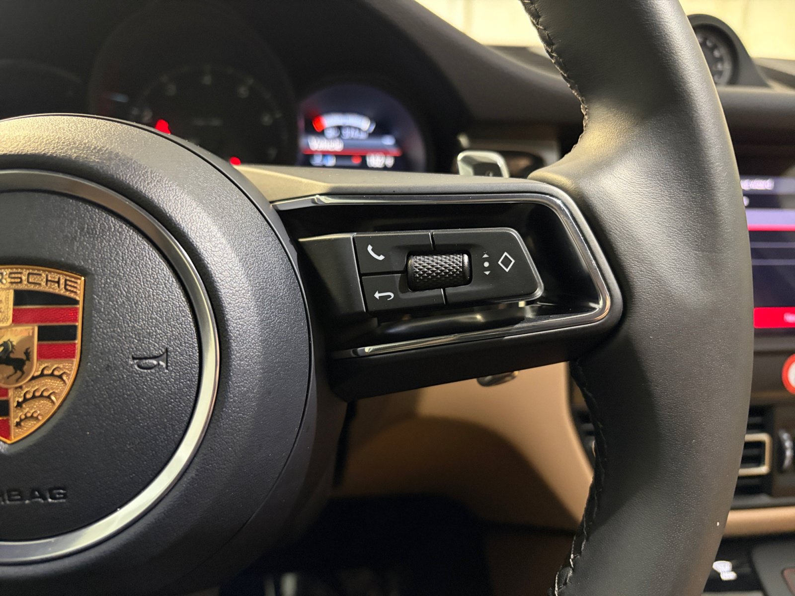Certified 2026 Porsche Macan AWD/4WD image 38