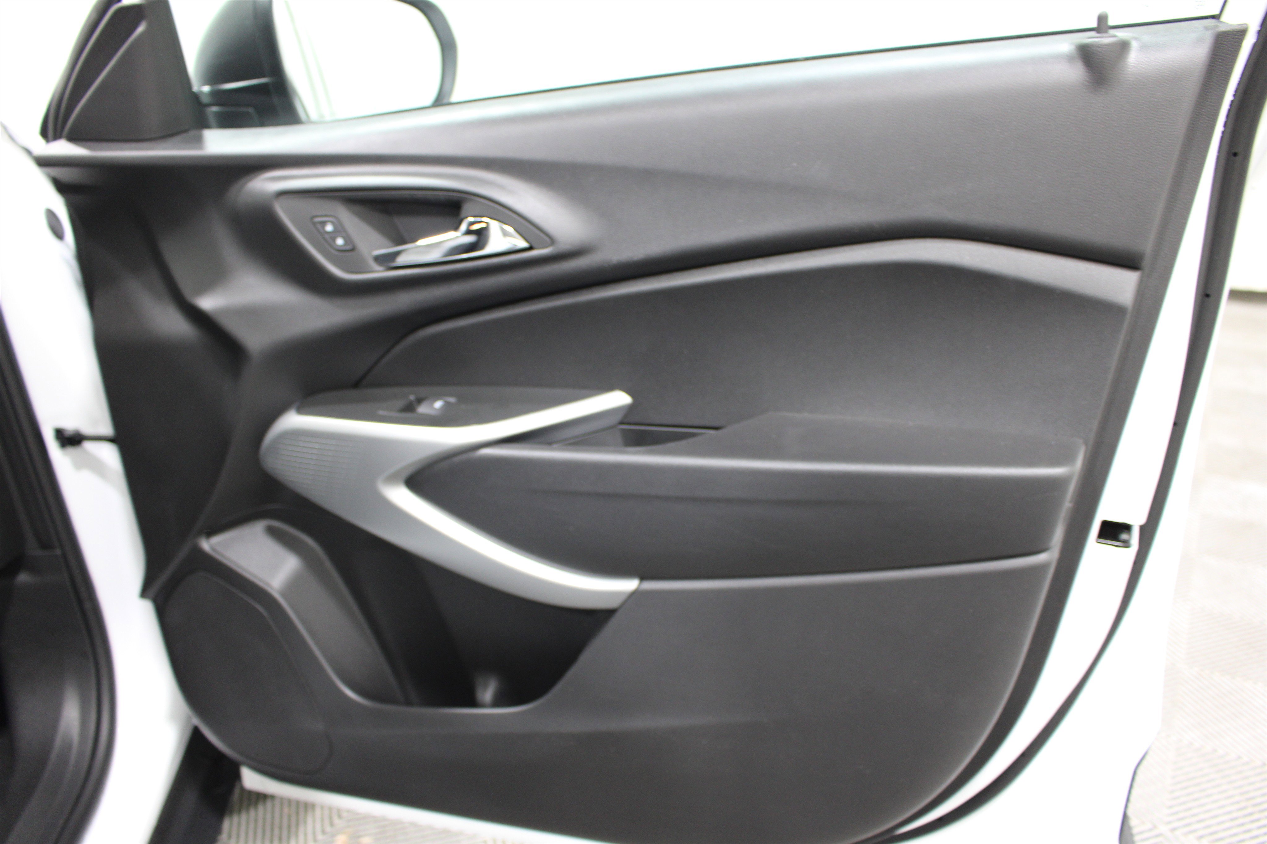Used 2026 Chevrolet Trax LS FWD image 25