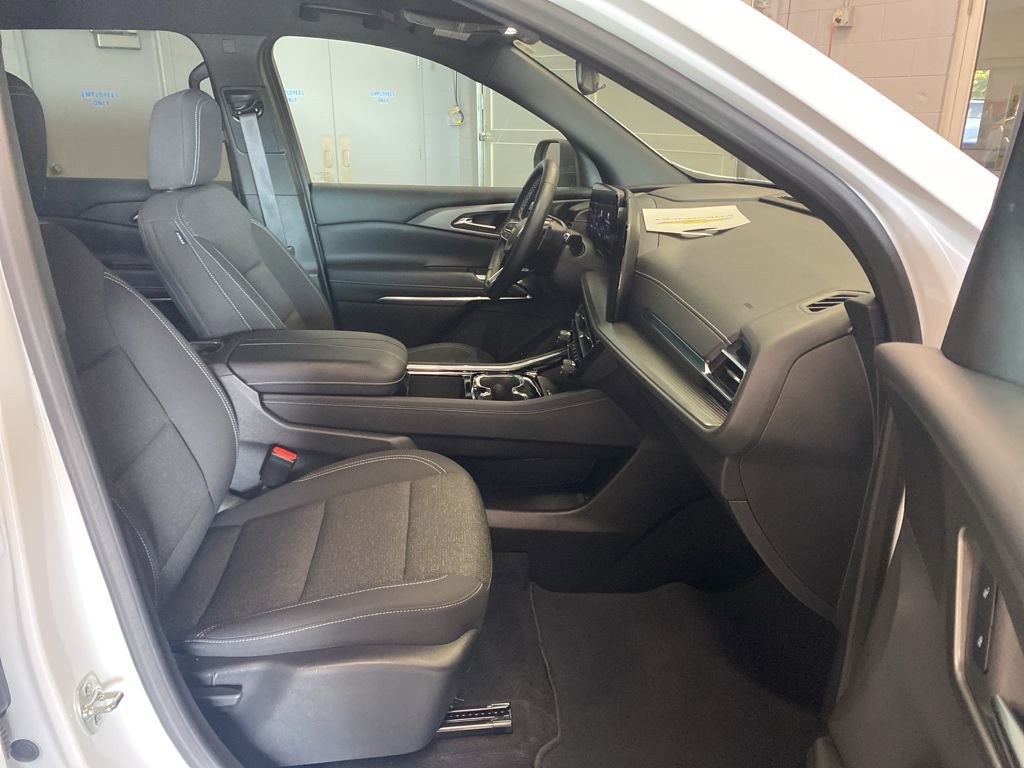 Used 2025 Chevrolet Traverse LT image 17