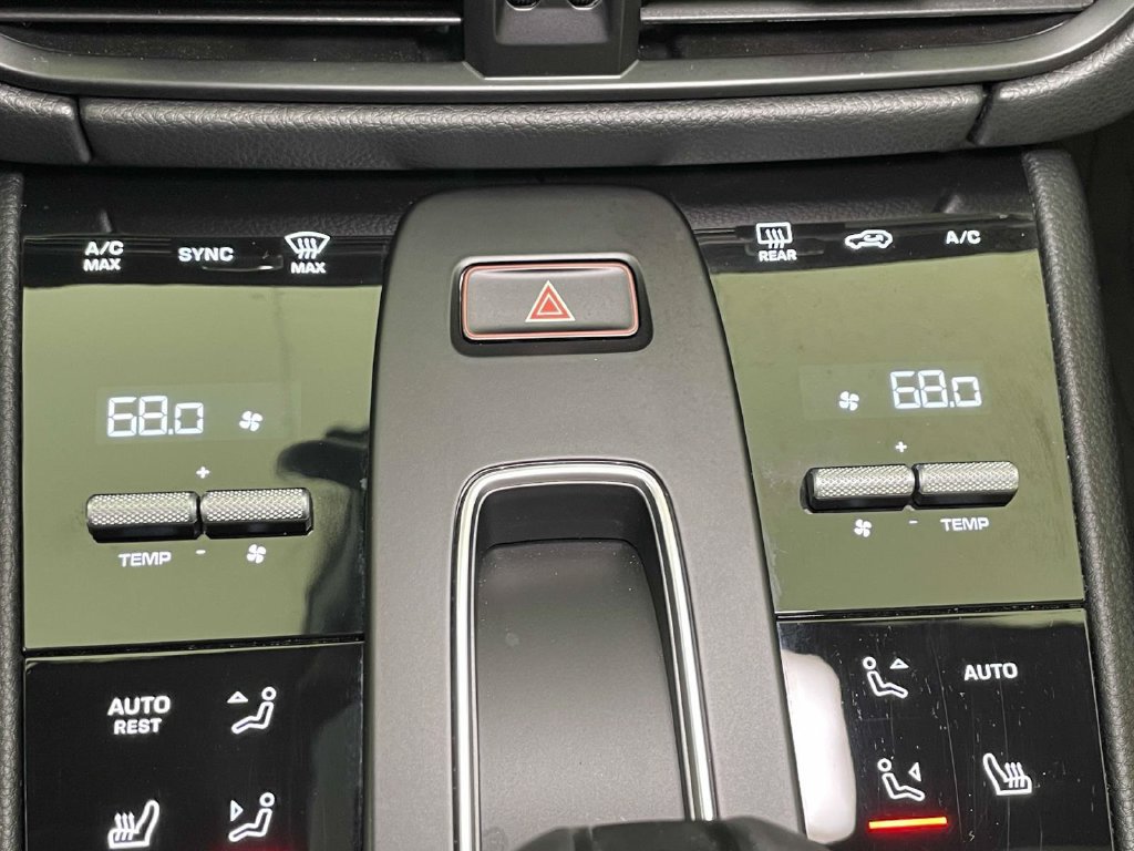 Certified 2025 Porsche Macan Turbo AWD/4WD image 33