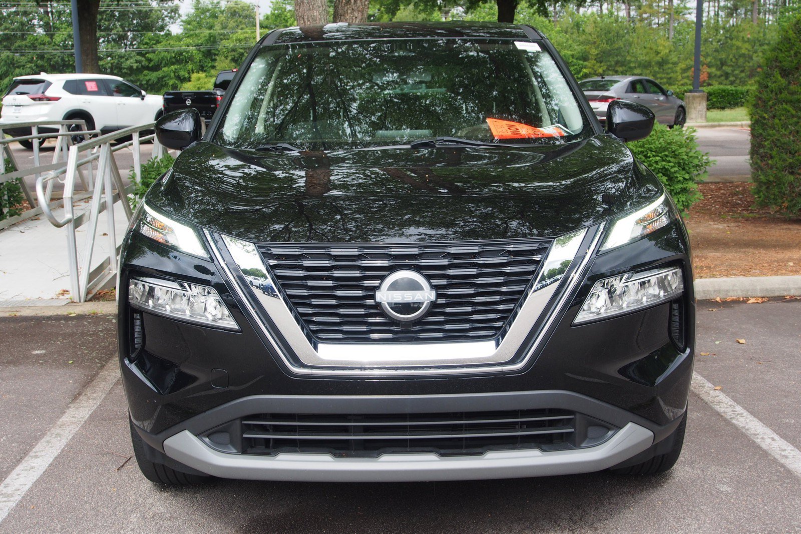 Used 2023 Nissan Rogue SV AWD/4WD image 2