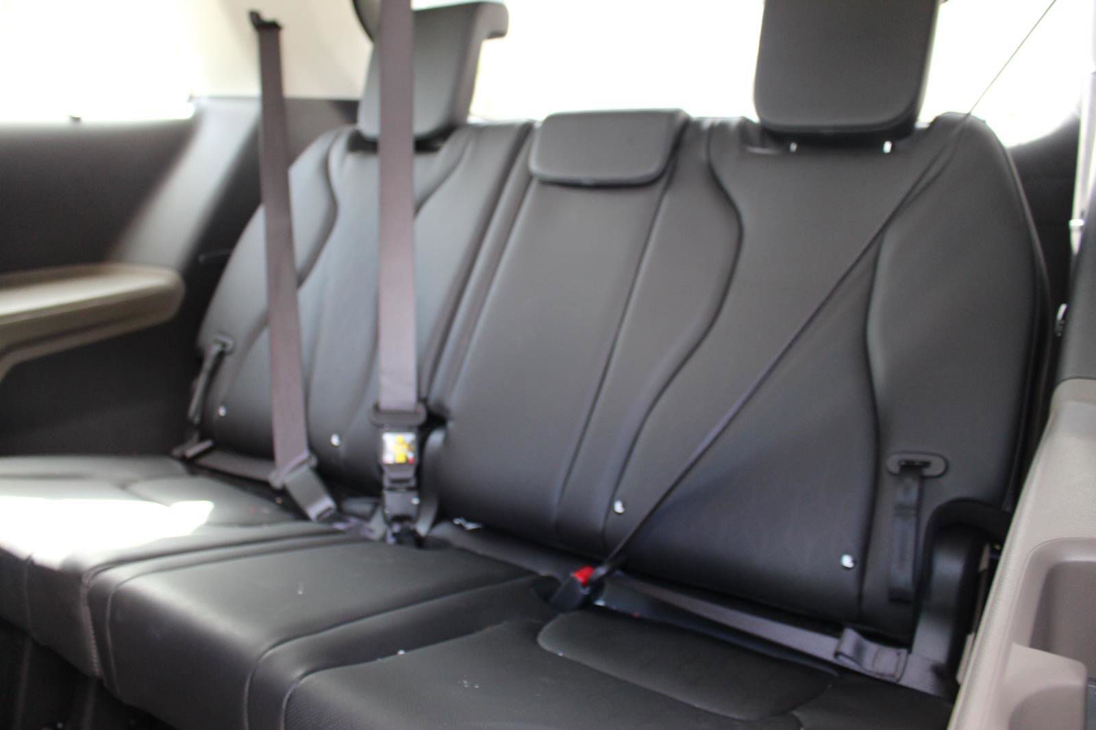 Used 2026 Kia Carnival EX image 33