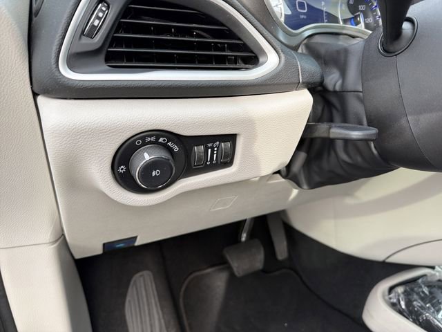 Used 2024 Chrysler Pacifica Touring-L image 16