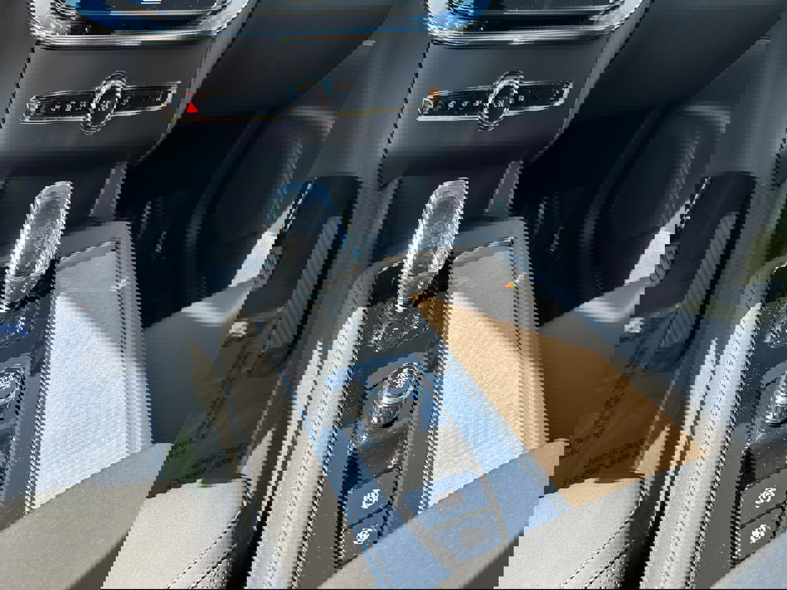 New 2025 Volvo XC90 T8 Plus w/ Protection Package Premier image 13