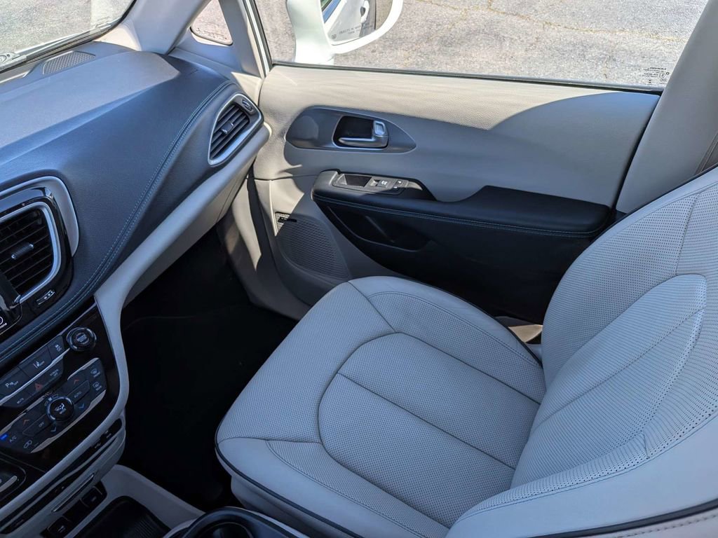 Used 2018 Chrysler Pacifica Limited w/ Advanced Safetytec Group FWD image 18